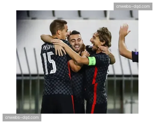 特写：克莱蒙主场落败后，球迷看台高举“为保级而战”的横幅