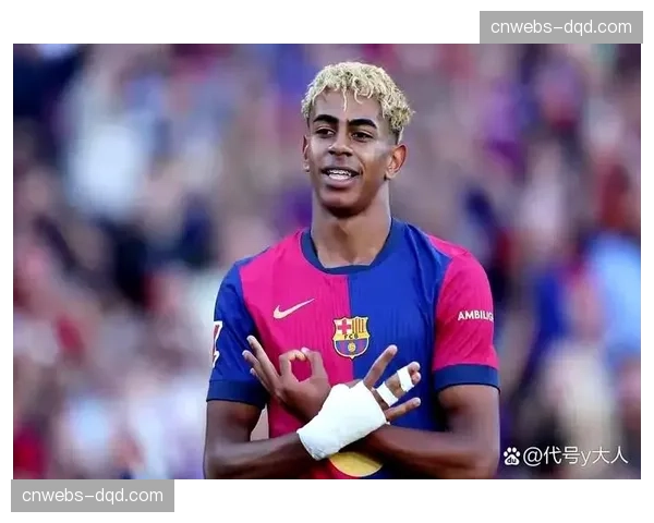 17岁新星亚马尔当选西甲三月最佳U23球员,领取奖项 17岁新星亚马尔当选西甲三月最佳U23球员,领取奖项