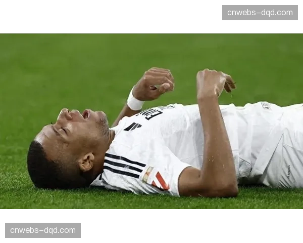 瞬间聚焦:姆巴佩罚失点球后,低头久久未能起身